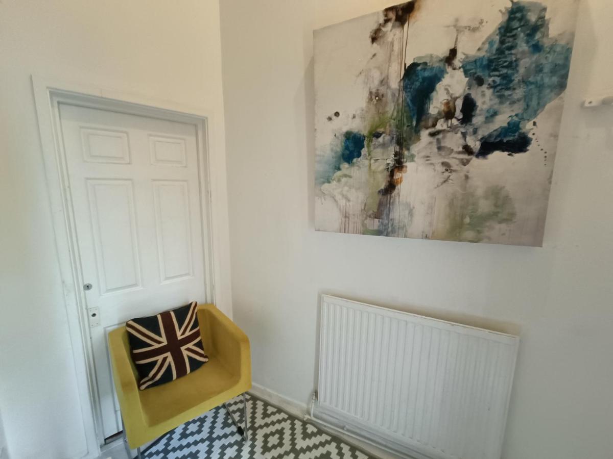 2 Bed Functional House Close To Manor Park Train Station Londres Exterior foto